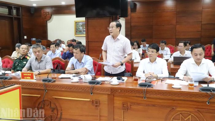 Chủ tịch Ủy ban nhân dân phường Tân Lập Trần Đức Nhật tham gia ý kiến tại buổi làm việc. (Ảnh: CÔNG LÝ)