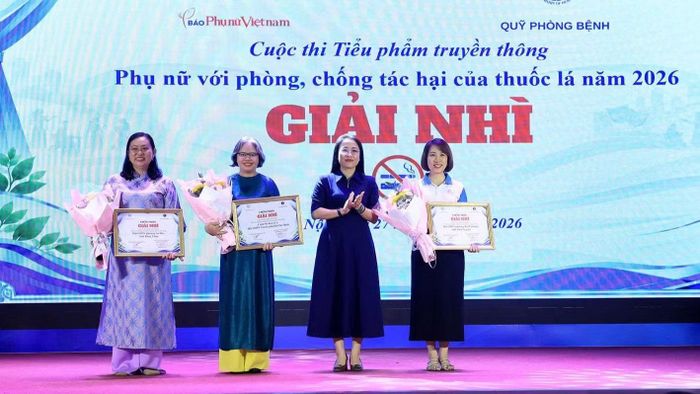 Bà Trần Khánh Thu, Giám đốc Quỹ Phòng bệnh, trao giải Nhì cho các đội thi. (Ảnh: TUẤN ANH)