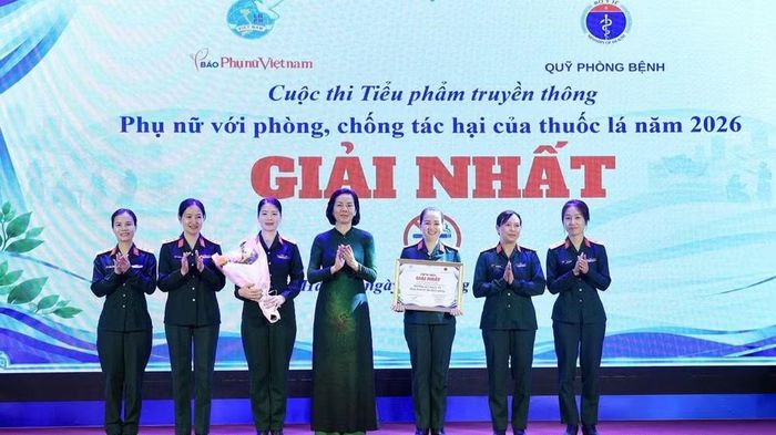Phó Chủ tịch Hội Liên hiệp Phụ nữ Việt Nam Nguyễn Thị Minh Hương trao giải Nhất cho Tiểu phẩm “Tôi không tự cháy” - Hội Phụ nữ Công ty 35, Binh đoàn 19-Bộ Quốc phòng. (Ảnh: TUẤN ANH)