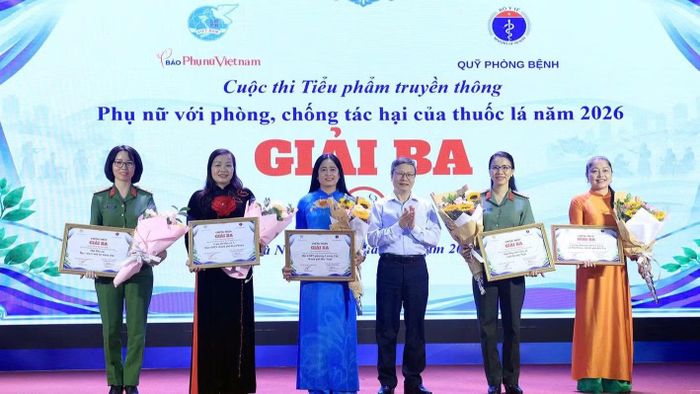 Ông Phí Quốc Thuyên, Tổng Biên tập Báo Phụ nữ Việt Nam, Trưởng Ban Tổ chức cuộc thi, trao giải Ba cho các đội thi. (Ảnh: TUẤN ANH)