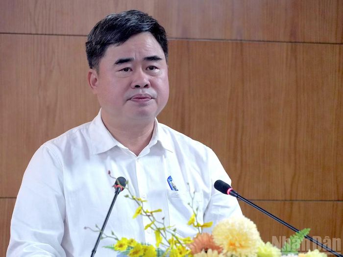 Phó Giáo sư, Tiến sĩ Phạm Minh Tuấn, Phó Tổng Biên tập, Phó Bí thư Đảng ủy Tạp chí Cộng sản phát biểu kết luận hội thảo. (Ảnh: HỮU TÙNG)