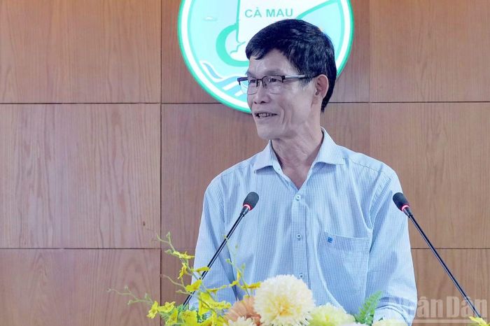 Tiến sĩ Phạm Quốc Sử, Phó Giám đốc Sở Tư pháp tỉnh Cà Mau trình bày tham luận: "Hoàn thiện thể chế và cơ chế phối hợp trong xây dựng chính quyền số ở Cà Mau". (Ảnh: HỮU TÙNG)