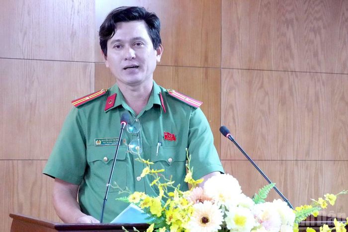 Thiếu tá Nguyễn Văn Phường, Phó trưởng phòng An ninh mạng Công an tỉnh Cà Mau tham gia tham luận tại hội thảo. (Ảnh: HỮU TÙNG)