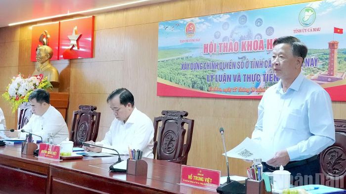 Đồng chí Hồ Trung Việt, Ủy viên Ban Thường vụ Tỉnh ủy, Trưởng Ban Tuyên giáo Tỉnh ủy Cà Mau phát biểu tham luận tại hội thảo. (Ảnh: HỮU TÙNG)
