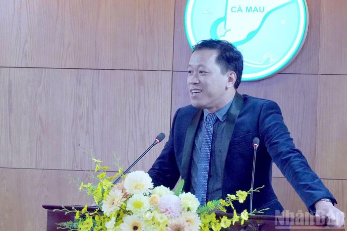 Tiến sĩ Nguyễn Đăng Quang, đến từ Trường đại học Tài chính-Marketing trình bày tham luận "Từ kết nối hệ thống đến chính quyền thích ứng: Tư duy mới về điều phối nguồn lực và cung cấp dịch vụ công ở Cà Mau". (Ảnh: HỮU TÙNG)