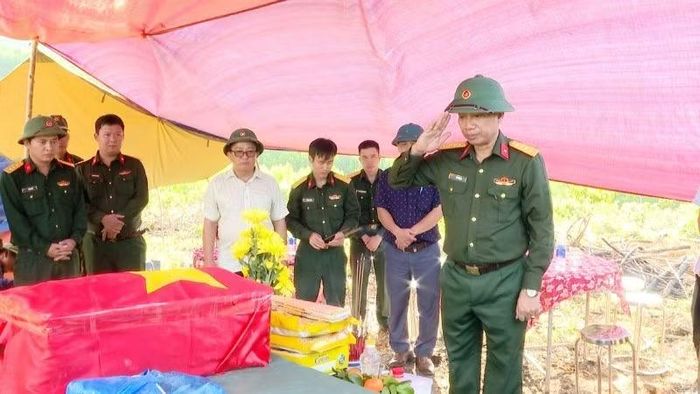  Đại tá Hà Văn Ái, Phó Chính ủy Bộ Chỉ huy Quân sự thành phố Huế và lãnh đạo xã Lộc An, thành phố Huế ﻿dâng hương tri ân liệt sĩ. (Ảnh: LÊ SÁU) 