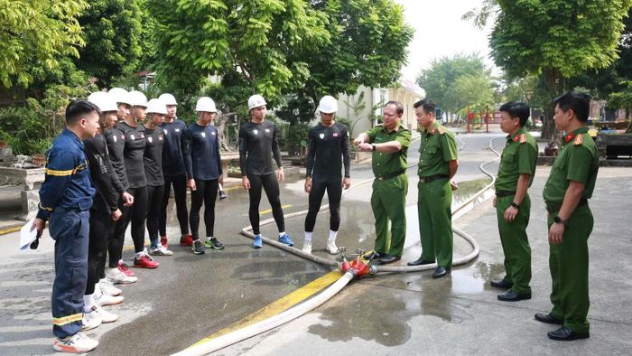 Đại tá Hoàng Ngọc Huynh hướng dẫn, chia sẻ kinh nghiệm thi đấu quốc tế với Đội tuyển. (Ảnh: MINH TUÂN)
