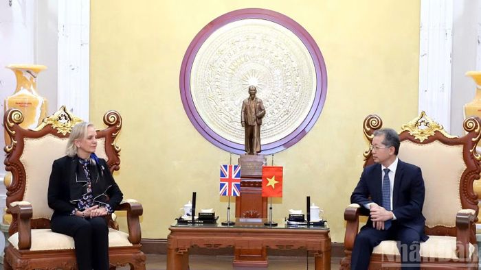 Đại diện hai bên cùng trao đổi về vấn đề quan tâm. (Ảnh: H.N)