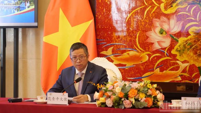 Đại sứ Phạm Thanh Bình phát biểu tại tọa đàm. (Ảnh: VI SA)