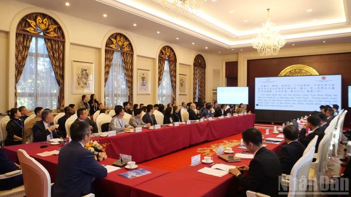 Tọa đàm thu hút gần 100 doanh nghiệp Trung Quốc tham dự. (Ảnh: VI SA)