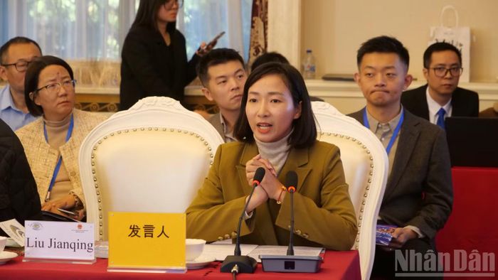 Bà Tạ Bình An, Đại diện Thương vụ Đại sứ quán Việt Nam phát biểu tham luận. (Ảnh: VI SA)