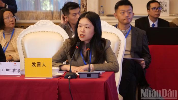 Bà Rebecca, Tổng Giám đốc phụ trách đối tác giải pháp toàn cầu của FPT tại Trung Quốc trình bày tham luận. (Ảnh: VI SA)