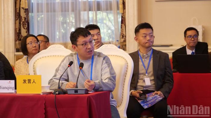 Ông Mã Siêu, Phó Tổng Giám đốc Công ty Trách nhiệm hữu hạn Công nghệ Thông tin Hòa Tấn Hoa Cốc Thâm Quyến trình bày tham luận. (Ảnh: VI SA)