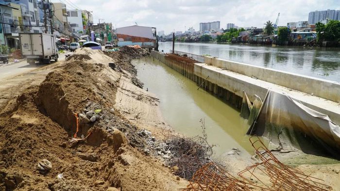 Thi công, chỉnh trang bờ kè và cải tạo tuyến kênh thuộc bờ Bắc kênh Đôi. (Ảnh: QUÝ HIỀN)