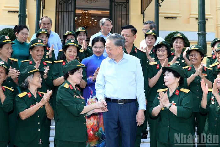 Tổng Bí thư, Chủ tịch nước Tô Lâm với các đại biểu Đại đội nữ lái xe Trường Sơn. (Ảnh: ĐĂNG KHOA)