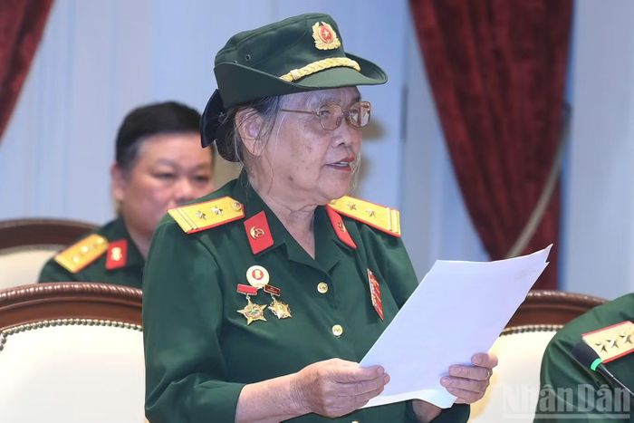 Trưởng Ban liên lạc Đại đội nữ lái xe Trường Sơn Nguyễn Thị Hòa phát biểu tại cuộc gặp mặt. (Ảnh: ĐĂNG KHOA)
