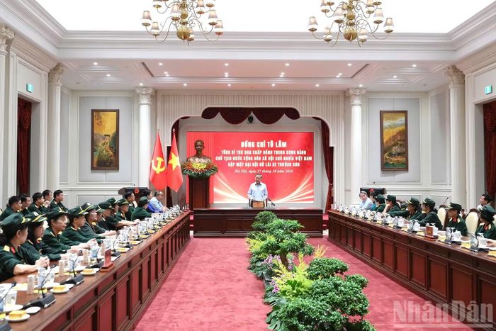 Tổng Bí thư, Chủ tịch nước Tô Lâm chủ trì gặp mặt Đại đội nữ lái xe Trường Sơn. (Ảnh: ĐĂNG KHOA)