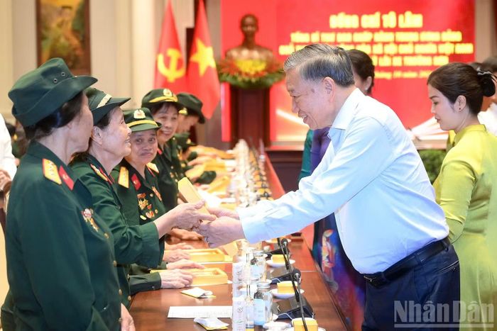 Tổng Bí thư, Chủ tịch nước Tô Lâm trao quà tặng các đại biểu Đại đội nữ lái xe Trường Sơn. (Ảnh: ĐĂNG KHOA)