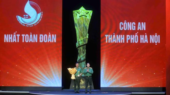 Thượng tướng Lê Quốc Hùng trao giải Nhất toàn đoàn tặng Công an thành phố Hà Nội. (Ảnh: KIÊN PHẠM)