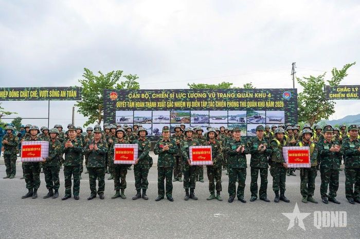 Đại tướng Nguyễn Tân Cương cùng các đồng chí lãnh đạo trao quà động viên cán bộ, chiến sĩ các đơn vị thực binh vượt sông. Ảnh: VIỆT TRUNG