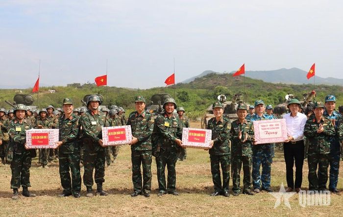  Thủ trưởng Bộ tư lệnh Quân khu 3 tặng quà, động viên cán bộ, chiến sĩ các đơn vị tham gia thực binh bắn đạn thật trong diễn tập của Sư đoàn 395.