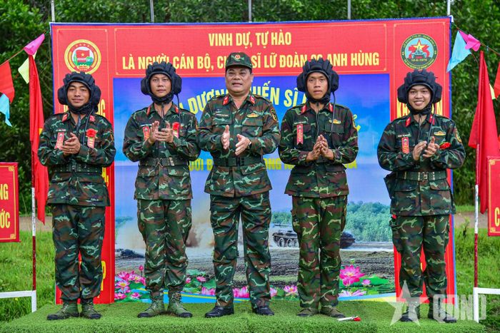Biểu dương các kíp xe đạt kết quả bắn giỏi.