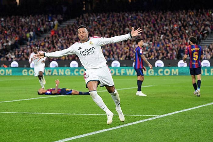 Kylian Mbappe lập cú đúp giúp Real Madrid thắng Barca 2-1 ở vòng 10 La Liga. Ảnh: Getty 