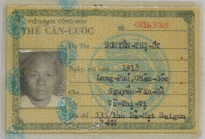 Thẻ căn cước mang tên Nguyễn Thị Út của đồng chí Nguyễn Thị Ba, Cụm tình báo H63 sử dụng trong thời gian làm giao liên cho đồng chí Phạm Xuân Ẩn, 1965-1975.