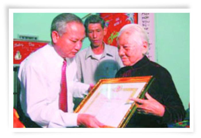 Bà Nguyễn Thị Ba nhận huy hiệu 70 năm tuổi Đảng.