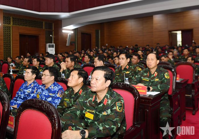 Các đại biểu dự khai mạc. 
