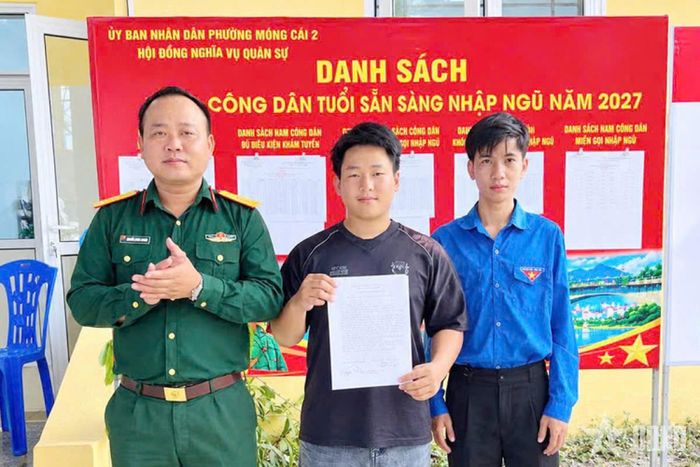 Hội đồng nghĩa vụ quân sự phường Móng Cái 2 (TP Quảng Ninh) tiếp nhận đơn tình nguyện nhập ngũ năm 2027 của thanh niên trên địa bàn.