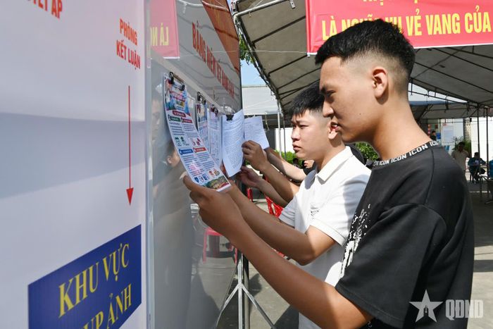 Công dân tìm hiểu thông tin về công tác tuyển quân.
