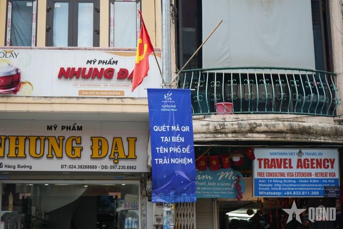 Băng rôn kêu gọi sử dụng “Tuyến phố thông minh” được treo trên các tuyến phố.