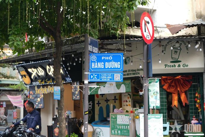 Mã QR được tích hợp trên biển tên phố tại phố Hàng Đường.