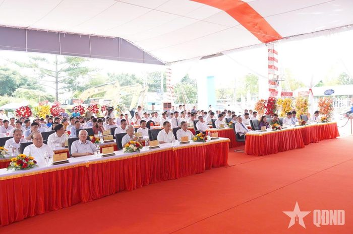 Các đại biểu tham dự lễ khởi công.