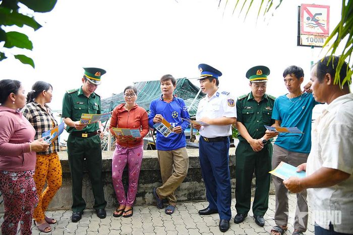  Cán bộ Vùng Cảnh sát biển 3 tuyên truyền pháp luật cho ngư dân TP Hồ Chí Minh. 