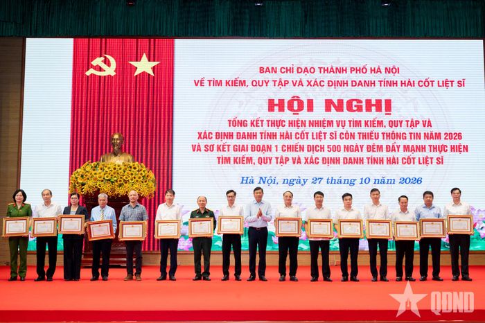 UBND TP Hà Nội trao bằng khen tặng các tập thể tại hội nghị.