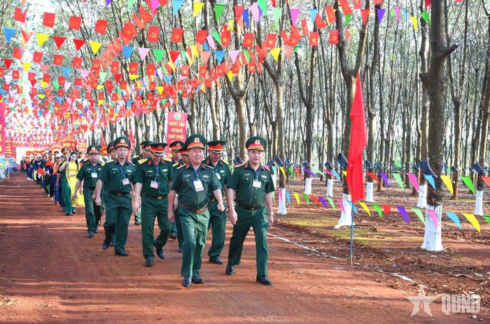 Các đại biểu và đoàn tuyển thủ thợ giỏi tiến vào trường thi trong không khí sôi nổi, hào hứng.