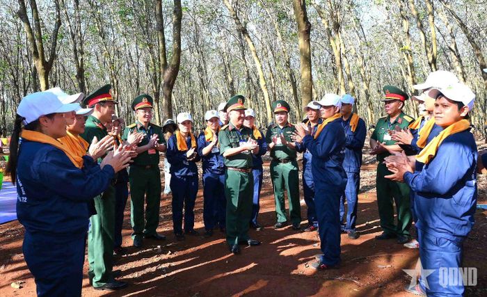 Đại tá Trần Ngọc Hải, Phó tư lệnh, Tham mưu trưởng Binh đoàn 15 cùng các đại biểu thăm hỏi, động viên các tuyển thủ tại trường thi.