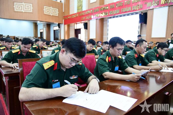 Các thí sinh thực hiện phần thi “Nhân viên quân khí giỏi”.