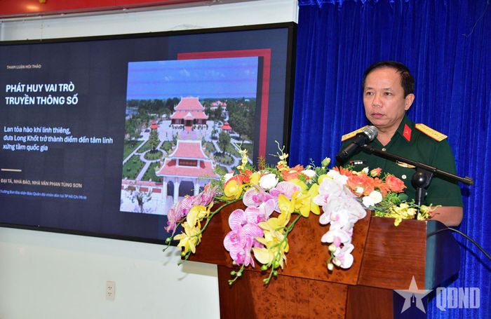 Đại tá Phan Tùng Sơn phát biểu tham luận tại hội thảo. 