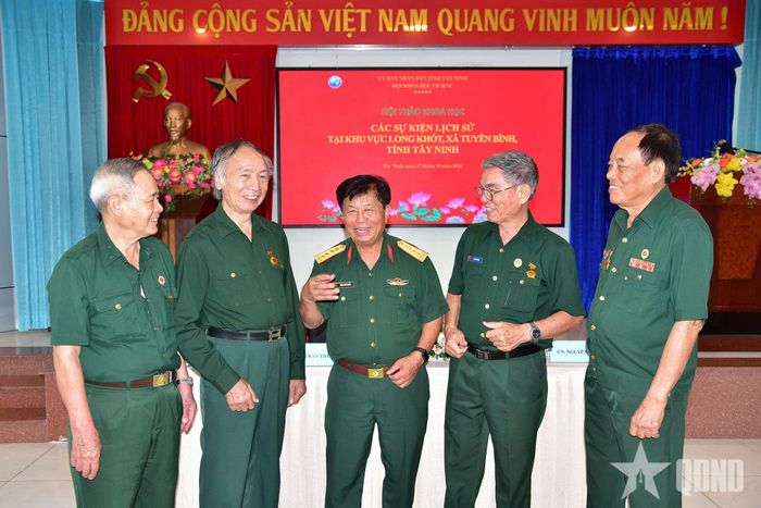 Cựu chiến binh, nhân chứng lịch sử trao đổi. 
