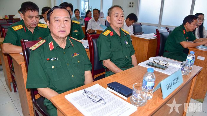 Trung tướng, PGS, TS Nguyễn Đức Hải và các đại biểu. 