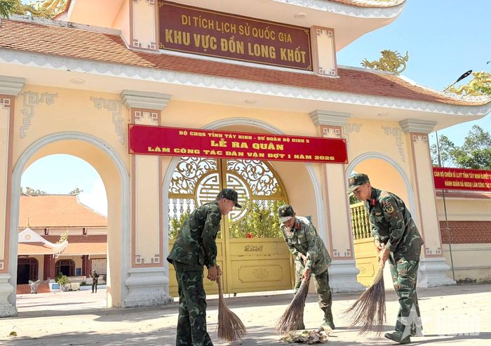 Bộ đội Bộ CHQS tỉnh Tây Ninh và Sư đoàn 5 (Quân khu 7) dọn vệ sinh tại Di tích lịch sử quốc gia Khu vực Đồn Long Khốt.