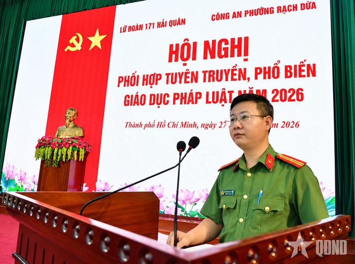  Cán bộ Công an phường Rạch Dừa tuyên truyền tại hội nghị. 