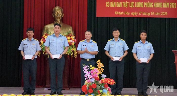  Đại tá Vũ Cao Thép, Chính ủy Sư đoàn 377 tặng quà động viên các kíp chiến đấu tham gia diễn tập. 