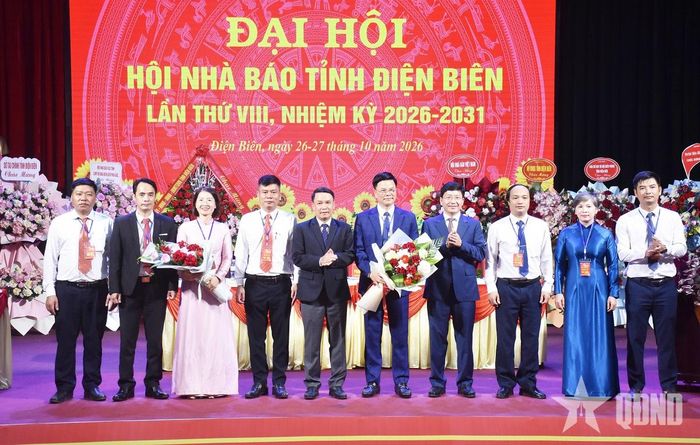 Đồng chí Mùa A Vảng và đồng chí Nguyễn Đức Lợi tặng hoa chúc mừng các đồng chí trong Ban Chấp hành Hội Nhà báo tỉnh Điện Biên khóa VIII.