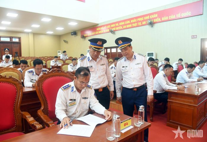 Các thí sinh thi lý thuyết nội dung chính trị - pháp luật.