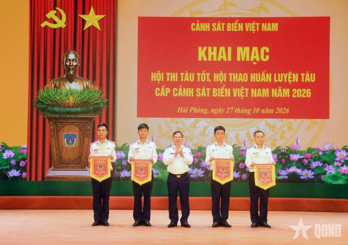 Thiếu tướng Đàm Xuân Tuấn trao cờ lưu niệm tặng các tàu tham gia hội thi, hội thao khu vực 1.