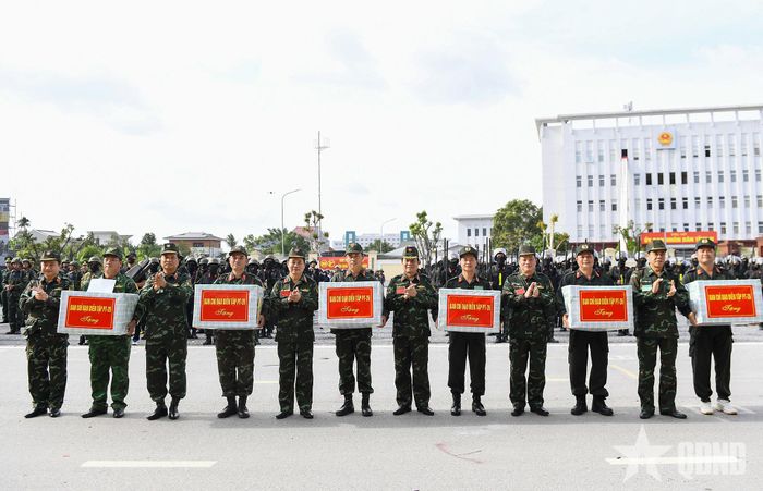 Đại tướng Nguyễn Tân Cương (thứ sáu, từ phải sang) cùng các đại biểu trao quà động viên cán bộ, chiến sĩ các đơn vị tham gia diễn tập xử lý tình huống A2 tại tỉnh Nghệ An.